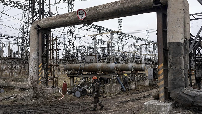 ARCHIV - Die Menschen in der Ukraine müssen sich auf stundenlange Stromabschaltungen einstellen. Foto: Evgeniy Maloletka/AP/dpa