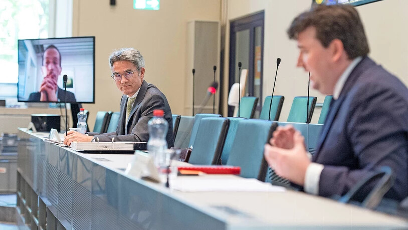 Steht Red und Antwort: Regierungspräsident Mario Cavigelli (Mitte) nimmt Stellung zu den externen Untersuchungen in Sachen Baukartell durch Martin Beyeler (links) und Andreas Stöckli. Steht Red und Antwort: Regierungspräsident Mario Cavigelli (Mitte) nimmt Stellung zu den externen Untersuchungen in Sachen Baukartell durch Martin Beyeler (links) und Andreas Stöckli.