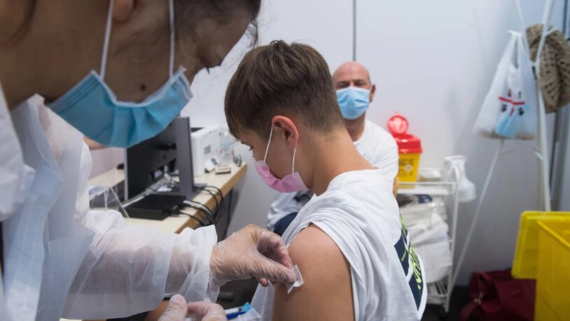 Die nächste Generation steht an: Junge Leute, einige von ihnen unter 16 Jahre alt, warten im Impfzentrum von Giubiasco auf ihre Coronaimpfung. Die nächste Generation steht an: Junge Leute, einige von ihnen unter 16 Jahre alt, warten im Impfzentrum von Giubiasco auf ihre Coronaimpfung.