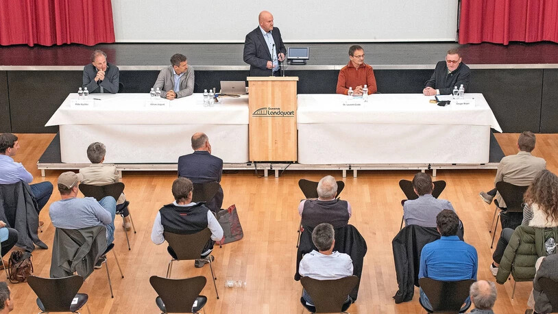 Teilen ihr Praxiswissen: Die beiden Referenten Georg Beyer (rechts) und Laurent Garde (zweiter von rechts) im Gespräch mit Plantahofdirektor Peter Küchler (links) und Jagdinspektor Adrian Arquint, moderiert von Martin Renner, Geschäftsführer des Bündner Bauernverbandes (Mitte). Teilen ihr Praxiswissen: Die beiden Referenten Georg Beyer (rechts) und Laurent Garde (zweiter von rechts) im Gespräch mit Plantahofdirektor Peter Küchler (links) und Jagdinspektor Adrian Arquint, moderiert von Martin Renner, Geschäftsführer des Bündner Bauernverbandes (Mitte).