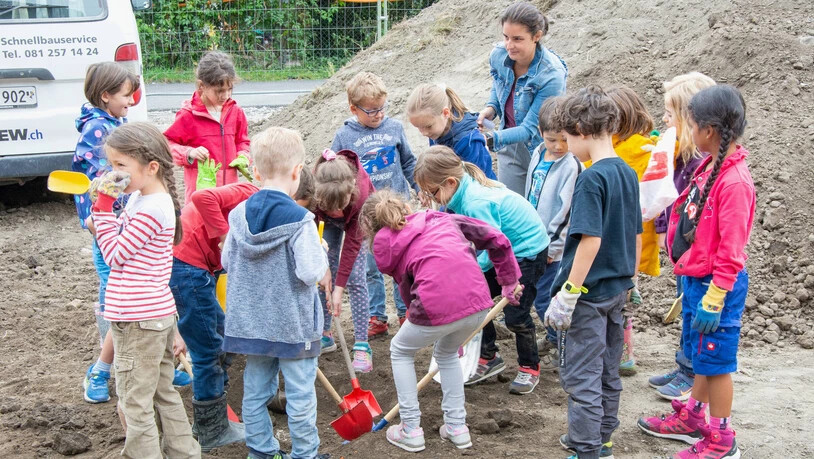 Auf Schatzsuche: Die Schülerinnen und Schüler der ersten Klasse mit Lehrerin Sara Stefanizzi machen inoffiziell die ersten Spatenstiche. Auf Schatzsuche: Die Schülerinnen und Schüler der ersten Klasse mit Lehrerin Sara Stefanizzi machen inoffiziell die ersten Spatenstiche.