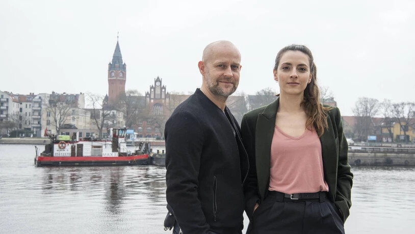 Neues Ermittlerduo: Robert Heffler (Jürgen Vogel) und Kay Freund (Seyneb Saleh) am Ufer der Dahme in Berlin-Köpenick, ihrem polizeilichen Einsatzgebiet. Neues Ermittlerduo: Robert Heffler (Jürgen Vogel) und Kay Freund (Seyneb Saleh) am Ufer der Dahme in Berlin-Köpenick, ihrem polizeilichen Einsatzgebiet.