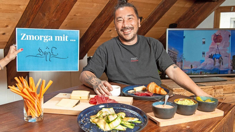 Er bruncht, wenn ihm danach ist: «Und nicht, weil Sonntag ist, sondern, wenn ich Zeit habe», sagt Fabian «Bane» Florin in seiner Wohnung in der Churer Altstadt. Er bruncht, wenn ihm danach ist: «Und nicht, weil Sonntag ist, sondern, wenn ich Zeit habe», sagt Fabian «Bane» Florin in seiner Wohnung in der Churer Altstadt.