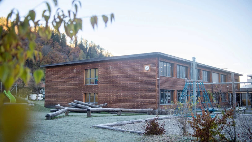 Soll schon bald einen Anbau erhalten: Im Kindergarten- und Primarschulhaus Compogna in Thusis hat es drei Jahre nach der Eröffnung des Neubaus aufgrund steigender Schülerzahlen schon zu wenig Platz. Soll schon bald einen Anbau erhalten: Im Kindergarten- und Primarschulhaus Compogna in Thusis hat es drei Jahre nach der Eröffnung des Neubaus aufgrund steigender Schülerzahlen schon zu wenig Platz.