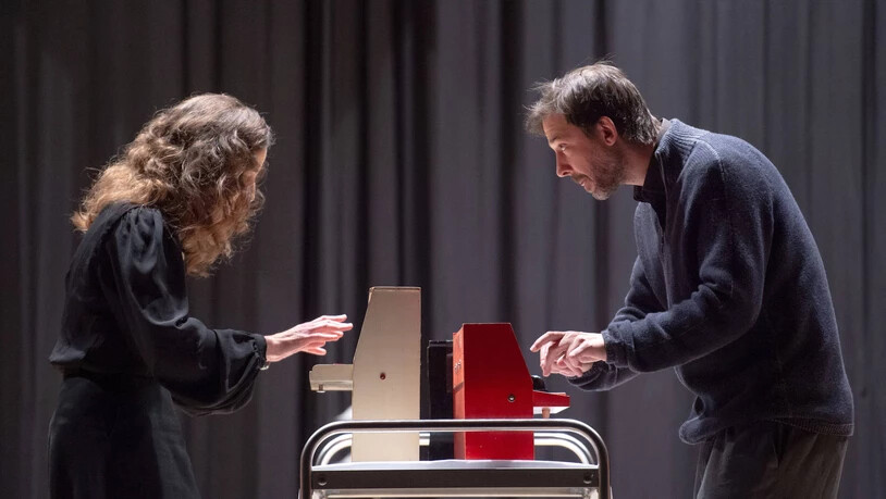 Bündner Kulturpreisfeier in Sumvitg: Vera Kappeler und Peter Conradin Zumthor, die mit dem Anerkennungspreis ausgezeichnet wurden, umrahmen die Feier musikalisch. Bündner Kulturpreisfeier in Sumvitg: Vera Kappeler und Peter Conradin Zumthor, die mit dem Anerkennungspreis ausgezeichnet wurden, umrahmen die Feier musikalisch.