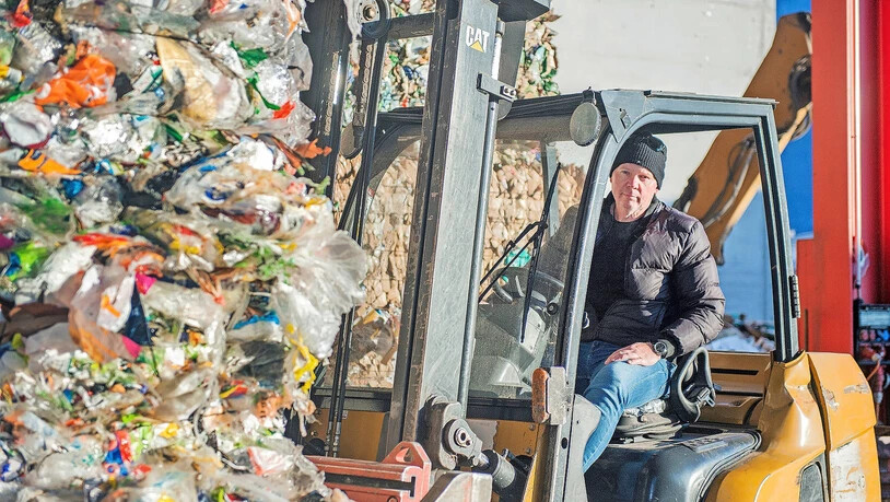 Die Bündner Sammelzentrale: Roger Vögele, Geschäftsführer der Vögele Recycling AG in Chur, führt auf dem Stapler eine Ladung gepresste Kunststoffe aus Haushalten an ihren Bestimmungsort. Die Bündner Sammelzentrale: Roger Vögele, Geschäftsführer der Vögele Recycling AG in Chur, führt auf dem Stapler eine Ladung gepresste Kunststoffe aus Haushalten an ihren Bestimmungsort.
