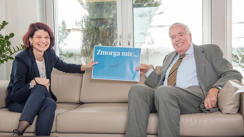 Der 100. Gast im Januar 2019: Der Milliarden schwere Unternehmer Klaus-Michael Kühne wollte helfen, das obligate Schild in die Kamera zu halten. Entstanden ist dieses Bild.