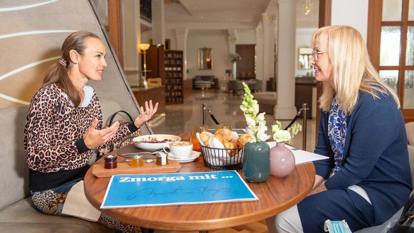 So wie hier mit Martina Hingis (links), die Ruth Spitzenpfeil  im Sommer in Bad Ragaz traf.