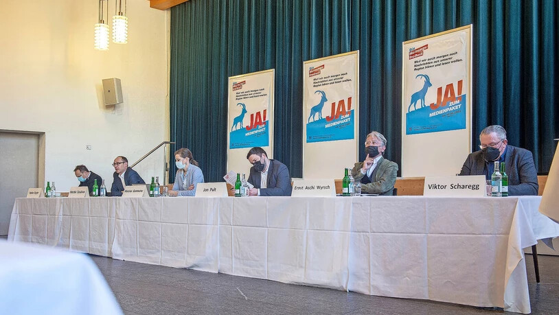 Sprechen sich für ein Ja aus: Ständerat Stefan Engler, Nationalrat Martin Candinas, Verlegerin Martina Gammeter, Nationalrat Jon Pult, Präsident Hotelleriesuisse Graubünden Ernst «Aschi» Wyrsch und Präsident Bündner Gewerbeverband Viktor Scharegg (von links) geben dem Medienpaket ein Daumen hoch. Sprechen sich für ein Ja aus: Ständerat Stefan Engler, Nationalrat Martin Candinas, Verlegerin Martina Gammeter, Nationalrat Jon Pult, Präsident Hotelleriesuisse Graubünden Ernst «Aschi» Wyrsch und Präsident Bündner Gewerbeverband Viktor Scharegg (von links) geben dem Medienpaket ein Daumen hoch.