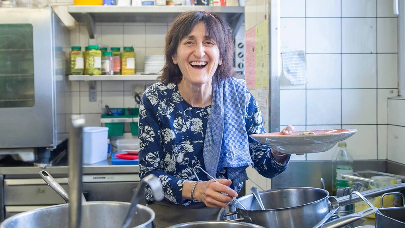 Keine Masken- und Zertifikatspflicht: Katharina Jenny, Pächterin des Restaurants «zum Metzgertor» freut sich über den Entscheid des Bundesrats – nun darf sie wieder alle Kundinnen und Kunden bewirten.