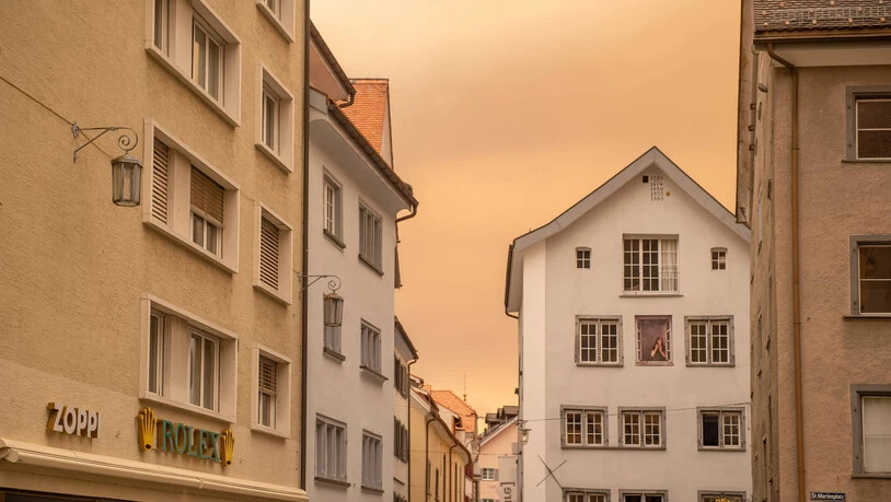 Auch in der Churer Altstadt herrscht wegen des Saharastaubs eine mystische Stimmung.