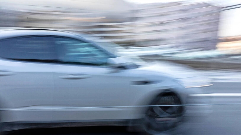Raserfahrt: Ein St. Galler wird innerorts mit 128 Stundenkilometer von der Glarner Polizei geblitzt und muss dafür ins Gefängnis. Raserfahrt: Ein St. Galler wird innerorts mit 128 Stundenkilometer von der Glarner Polizei geblitzt und muss dafür ins Gefängnis.