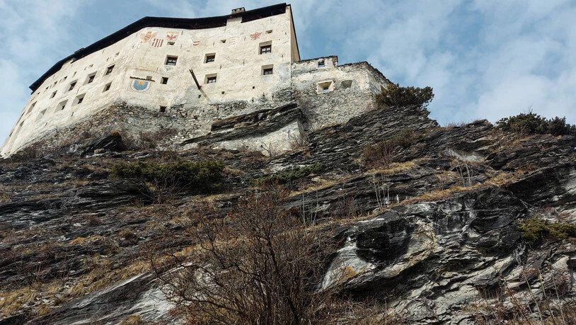 Auf dem Hügel: In ca. 15 Gehminuten ist man vom Dorf Tarasp vor den Schlosstoren.