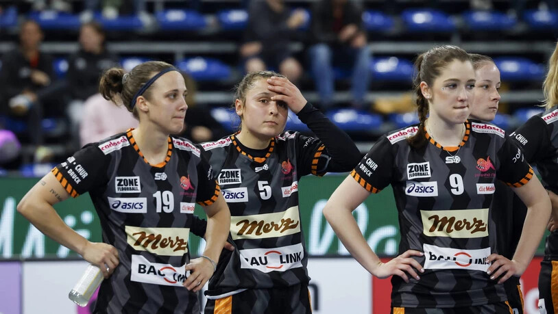 Bitterer Moment: Piranha Churs Julia Suter, Rahel Wyss und Nela Jirakova (von links) können ihre Enttäuschung nach der 0:9-Niederlage nicht verbergen. Bitterer Moment: Piranha Churs Julia Suter, Rahel Wyss und Nela Jirakova (von links) können ihre Enttäuschung nach der 0:9-Niederlage nicht verbergen.
