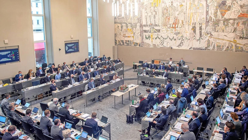 Politische Debatten in allen drei Sprachen des Kantons: Die Vorberatungskommission setzt sich für eine Simultanübersetzung ein.