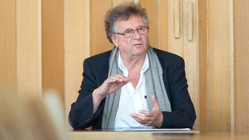 Möchte ein Regierungsrat für alle Generationen sein: Der Grüscher Hans Vetsch informiert an einer Medienorientierung, weshalb er sich als Parteiloser am 15. Mai zur Wahl stellt. 