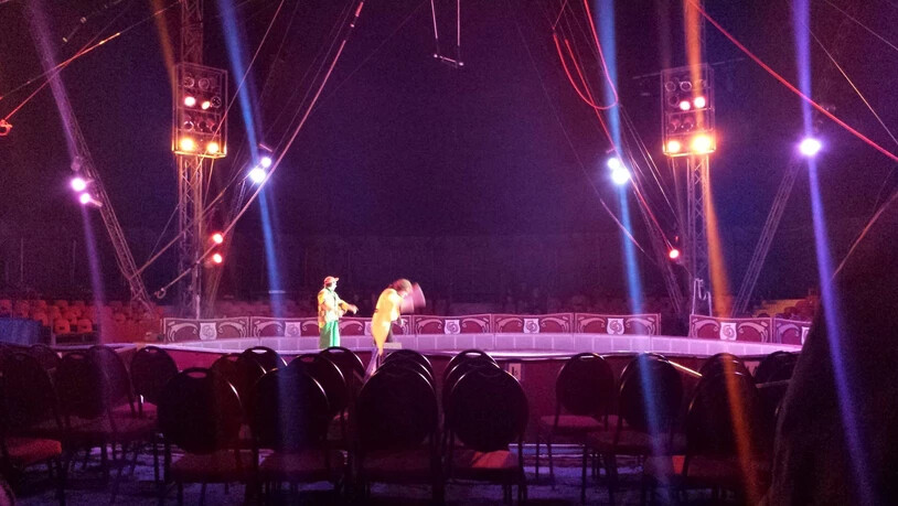 Lichter an: Artisten bereiten sich auf ihren Auftritt in der Manege vor.