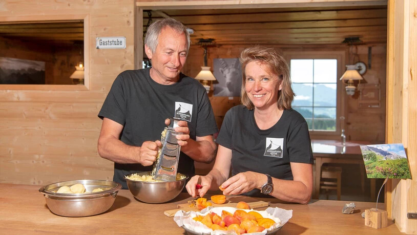 Ein gutes Team: Hanspeter und Petra Dal Ponte rüsten zusammen das Mittagessen und den Zvieri für die Gäste der Schesaplanahütte oberhalb von Seewis im Prättigau. Ein gutes Team: Hanspeter und Petra Dal Ponte rüsten zusammen das Mittagessen und den Zvieri für die Gäste der Schesaplanahütte oberhalb von Seewis im Prättigau.