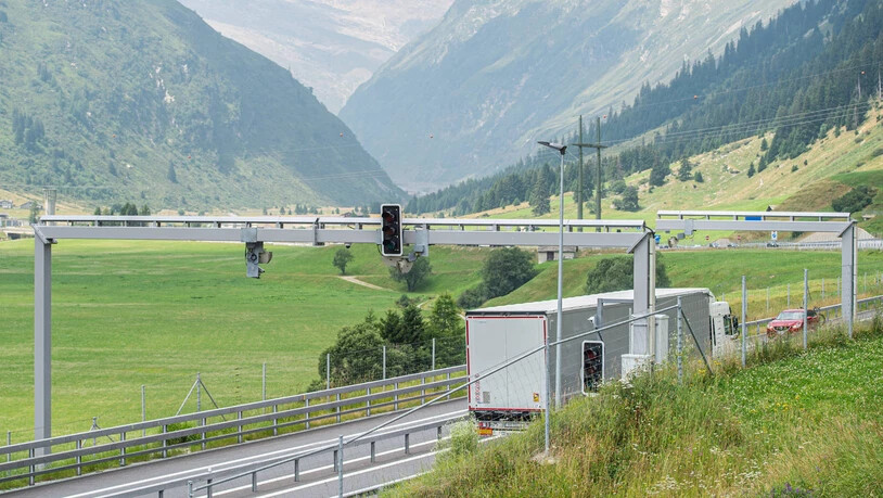 Unscheinbar wirkende Messstelle, die es in sich hat: Ein Lastwagen fährt unter dem neuen Thermoportal bei Hinterrhein in Richtung Süden, während mehrere Systeme alle wichtigen Daten zum passierenden Fahrzeug aufnehmen. Unscheinbar wirkende Messstelle, die es in sich hat: Ein Lastwagen fährt unter dem neuen Thermoportal bei Hinterrhein in Richtung Süden, während mehrere Systeme alle wichtigen Daten zum passierenden Fahrzeug aufnehmen.