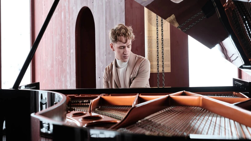 Während der Medienorientierung setzt sich der Komponist spontan an den Flügel: Kirill Richter spielt einen Solosatz aus dem Klaviertrio «Chronos», das er mit Alena Zinovieva und August Krepak im Julierturm aufführen wird.  