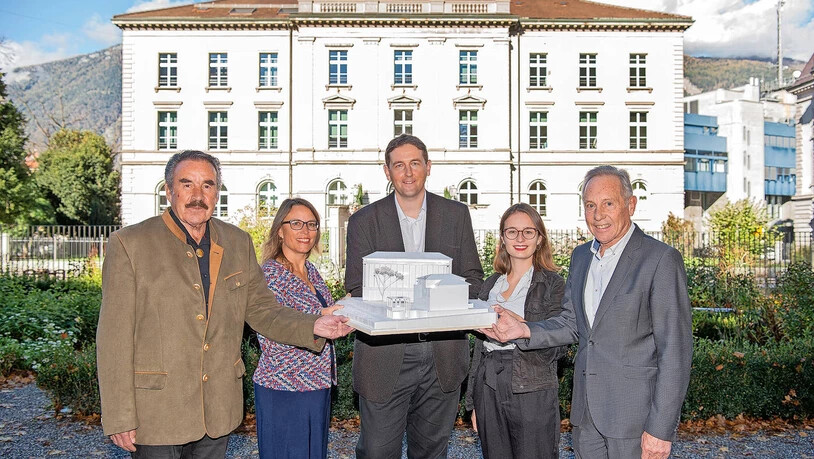 So soll es dereinst aussehen: Die Grossratsmitglieder Mario Salis, Laura Oesch, Gian Derungs, Julia Müller und Felix Schutz (von links) präsentieren vor dem alten Staatsgebäude das Modell für den Erweiterungsbau. So soll es dereinst aussehen: Die Grossratsmitglieder Mario Salis, Laura Oesch, Gian Derungs, Julia Müller und Felix Schutz (von links) präsentieren vor dem alten Staatsgebäude das Modell für den Erweiterungsbau.