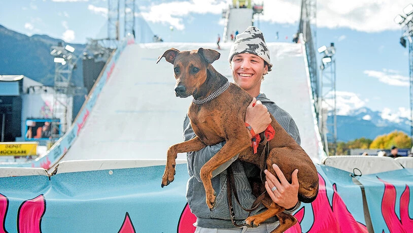 Zaungast mit Hund: Moritz Boll verfolgt nach seinem frühen Aus den zweiten Teil der Qualifikation. Zaungast mit Hund: Moritz Boll verfolgt nach seinem frühen Aus den zweiten Teil der Qualifikation.