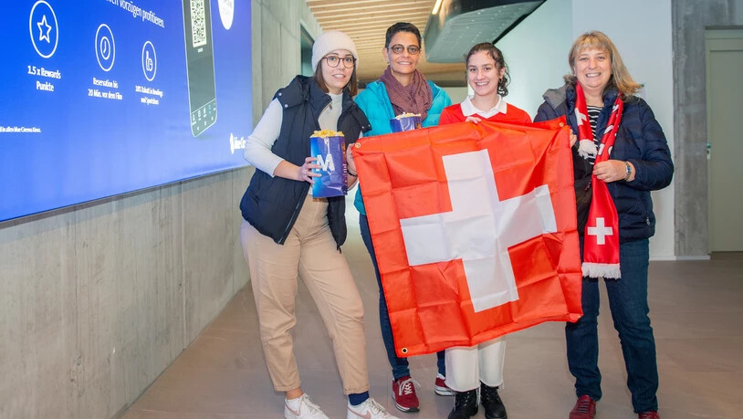 Freudige Fans: Diese Zuschauerinnen nahmen die Schweizer Flagge mit zum Public Viewing. Freudige Fans: Diese Zuschauerinnen nahmen die Schweizer Flagge mit zum Public Viewing.