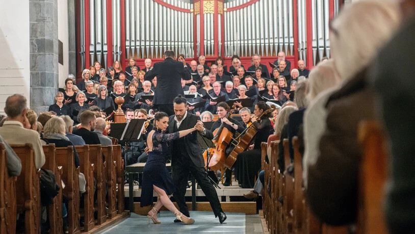 Tango in der Kirche: Virginia Cutillo und Juan Cantone (Mitte) tanzen zu Musik von Luis Bacalov beim Churer Konzert des Bündner Singkreises. Tango in der Kirche: Virginia Cutillo und Juan Cantone (Mitte) tanzen zu Musik von Luis Bacalov beim Churer Konzert des Bündner Singkreises.