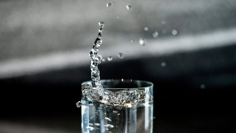 Erfrischend und gut: Das Trinkwasser im Glarnerland ist mikrobiologisch nicht verunreinigt. Erfrischend und gut: Das Trinkwasser im Glarnerland ist mikrobiologisch nicht verunreinigt.