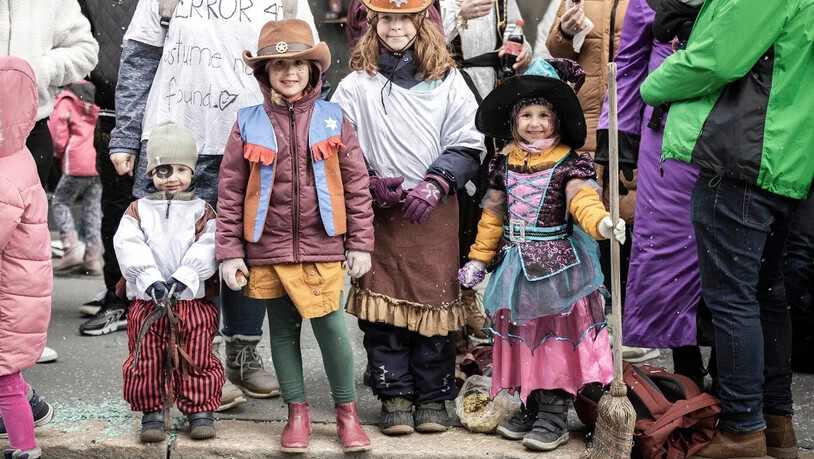Klein übt sich, wer ein Meister werden will: Fynn, Mara, Clara und Mely (von links) werden bestimmt einmal richtige Fasnächtler. Klein übt sich, wer ein Meister werden will: Fynn, Mara, Clara und Mely (von links) werden bestimmt einmal richtige Fasnächtler.
