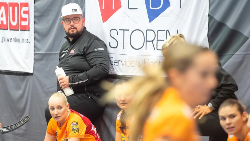 Leader: Der Churer Trainer Simon Zopf beobachtet sein Team während des Spiels Piranha Chur gegen UHV Skorpion Emmental Zollbrück.