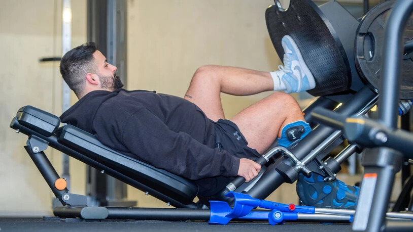 Einbeinig: Erik Rageth, Runningback der Calanda Broncos startet nach seiner Operation an der Achillessehne wieder langsam mit dem Training. Einbeinig: Erik Rageth, Runningback der Calanda Broncos startet nach seiner Operation an der Achillessehne wieder langsam mit dem Training.
