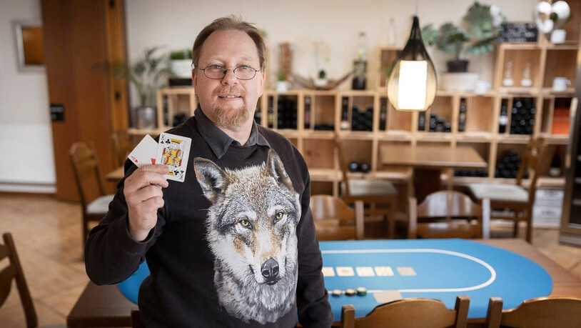 Voller Vorfreude: Im Restaurant «National» in Näfels organisiert Daniel Rimann nach zehn Jahren das erste öffentliche Pokerturnier im Glarnerland. Voller Vorfreude: Im Restaurant «National» in Näfels organisiert Daniel Rimann nach zehn Jahren das erste öffentliche Pokerturnier im Glarnerland.