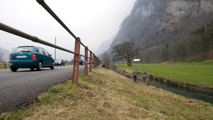 Überfahren auf der Hauptstrasse: Der Wolf kommt von der Wiggisseite her (rechts) und wird im Dunkeln auf der Hauptstrasse angefahren. Anschliessend bewegt er sich noch weiter in Richtung Linth, bevor er stirbt. Überfahren auf der Hauptstrasse: Der Wolf kommt von der Wiggisseite her (rechts) und wird im Dunkeln auf der Hauptstrasse angefahren. Anschliessend bewegt er sich noch weiter in Richtung Linth, bevor er stirbt.