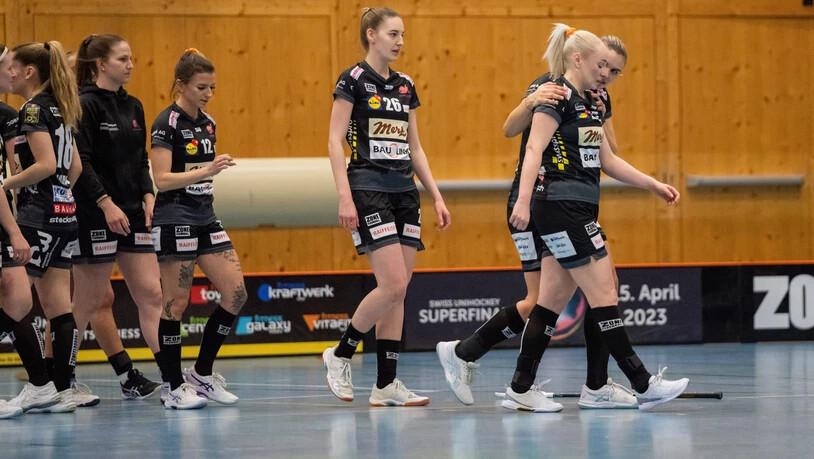 Enttäuschung ins Gesicht geschrieben: Nach dem Halbfinal-Aus trotten die Spielerinnen von Piranha Chur vom Feld. Enttäuschung ins Gesicht geschrieben: Nach dem Halbfinal-Aus trotten die Spielerinnen von Piranha Chur vom Feld.