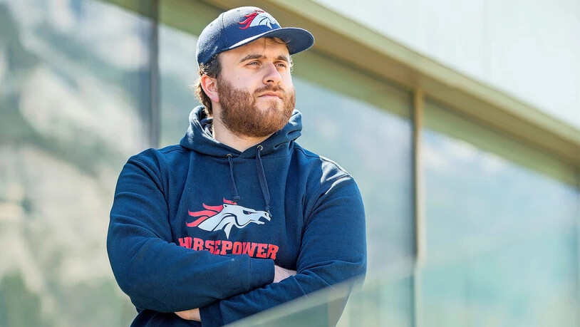 Ein neuer Bronco: Fred Beck, Defensive Coordinator der Calanda Broncos, geniesst auf der Terrasse des Medienhauses Somedia in Chur die Sonne. Ein neuer Bronco: Fred Beck, Defensive Coordinator der Calanda Broncos, geniesst auf der Terrasse des Medienhauses Somedia in Chur die Sonne.