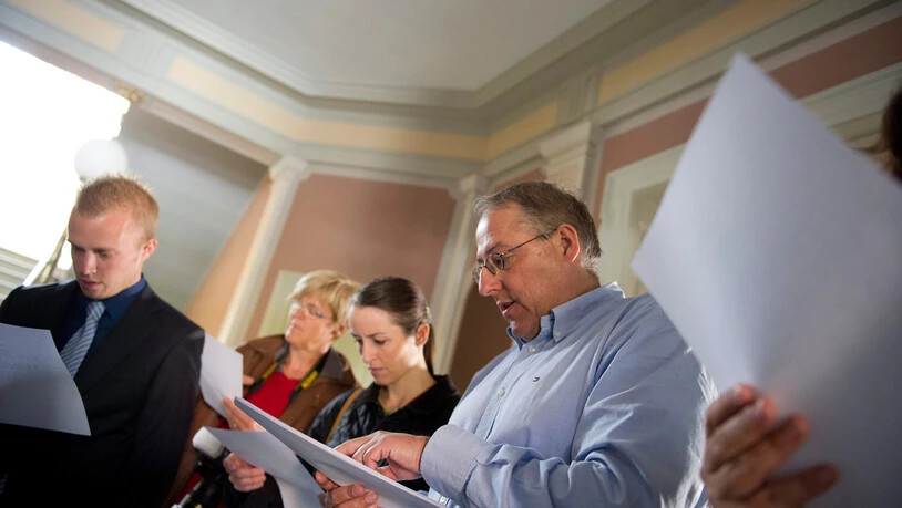 Oktober 2011: Ratsschreiber Hansjörg Dürst erklärt Partei- und Medienleuten im Rathaus in Glarus das Wahlergebnis. Martin Landolt als Nationalrat sowie This Jenny und Pankraz Freitag als Ständeräte werden wiedergewählt.
