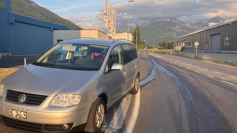 Öl verloren: Ein 36-Jähriger hat in Bilten laut der Kantonspolizei Glarus wegen der Sonne die Kontrolle über sein Auto verloren.