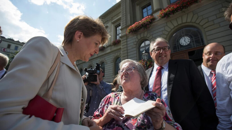 Nicht nur an der Landsgemeinde sind Bundesrätinnen und Bundesräte zu Gast in Glarus. Im Sommer 2014 besucht der Gesamtbundesrat das Glarnerland. Simonetta Sommaruga zeigt sich auf dem Rathausplatz volksnah. Hansjörg Dürst ist in der Rolle des Gastgebers.