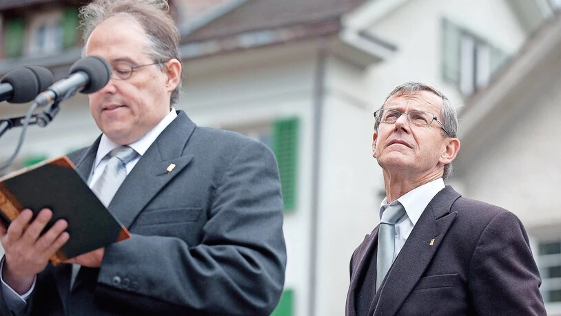 Landammann Röbi Marti hört dem Ratsschreiber zu, während dieser zu Beginn der Landsgemeinde die Eidesformel verliest.