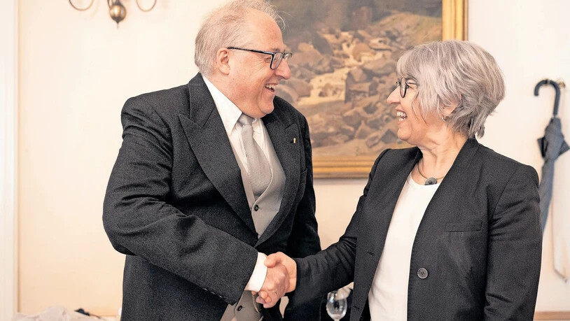 Mai 2023: Hansjörg Dürst begrüsst im Hotel «Glarnerhof» Bundesrätin Elisabeth Baume-Schneider, bevor es gemeinsam in Richtung Rathaus und von dort in den Landsgemeindering geht. Für Dürst ist es die letzte Landsgemeinde als Ratsschreiber.