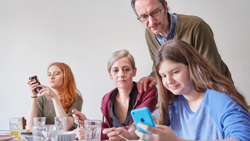 Pushnachricht von der Lehrperson: Die Kommunikation zwischen Eltern, Kindern und Schule läuft bald im ganzen Glarnerland über eine App. Pushnachricht von der Lehrperson: Die Kommunikation zwischen Eltern, Kindern und Schule läuft bald im ganzen Glarnerland über eine App.