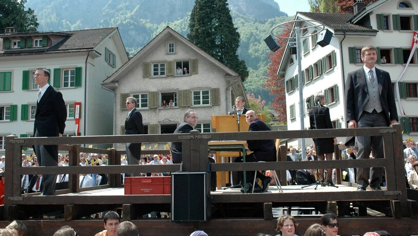 2006: Zum neunten Mal amtet Jurist Hansjörg Dürst auf dem Holzpodium im Landsgemeindering – bei der Ermittlung des Mehrs müssen dem Landammann Röbi Marti seine Regierungsratskollegen und -kollegin helfen.