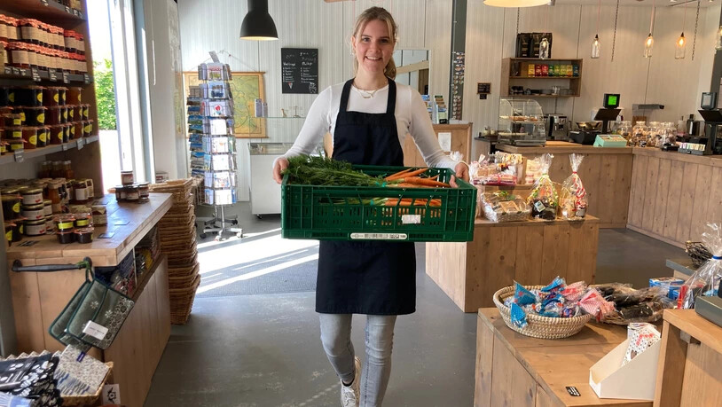 Ronja Dürst bei ihrer Arbeit im Campingplatz-Laden «Landwinkel».