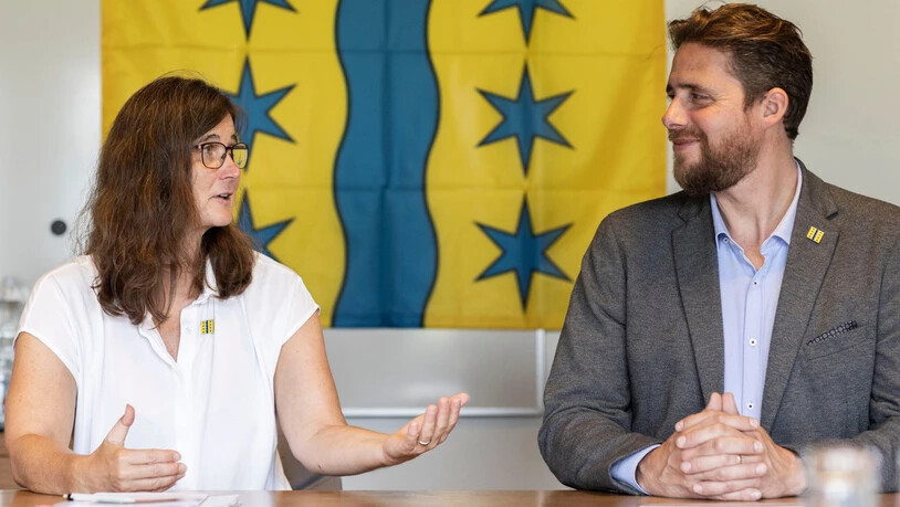 Schwierig: Wie jedes Jahr ist es auch in Glarus Nord eine Herausforderung, vor Beginn des neuen Schuljahres für alle offenen Stellen Lehrkräfte zu finden, aber Gemeinderätin Sibylle Huber und Rektor Stefan Gabriel zeigen sich optimistisch. Schwierig: Wie jedes Jahr ist es auch in Glarus Nord eine Herausforderung, vor Beginn des neuen Schuljahres für alle offenen Stellen Lehrkräfte zu finden, aber Gemeinderätin Sibylle Huber und Rektor Stefan Gabriel zeigen sich optimistisch.