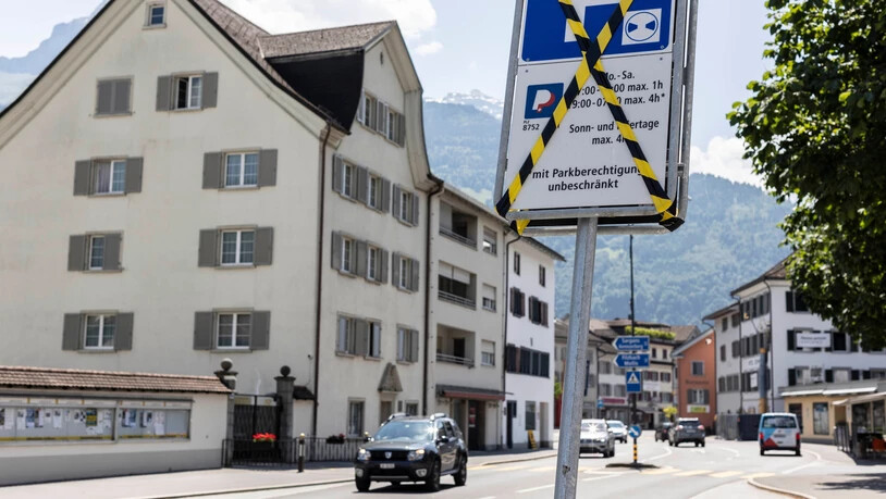 Neues Parkierreglement ab Donnerstag: Noch sind die neuen Parkierschilder (hier in Näfels) verdeckt. 