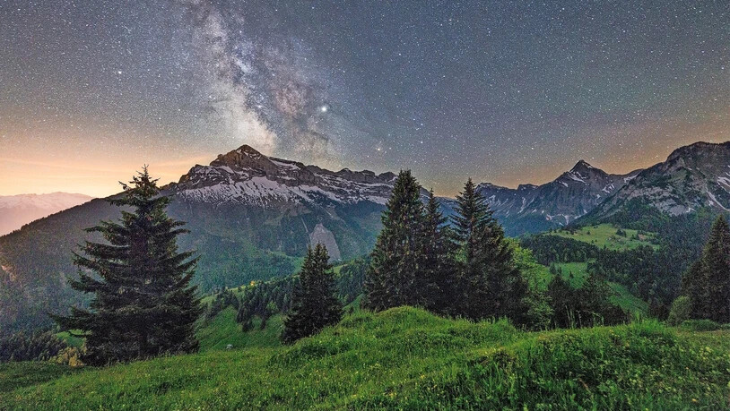 Nächtliches Feuerwerk über dem Rautispitz: Die lauen Sommernächte, in denen die Milchstrasse den Glarner Himmel schmückt, sind immer wieder ein Genuss.