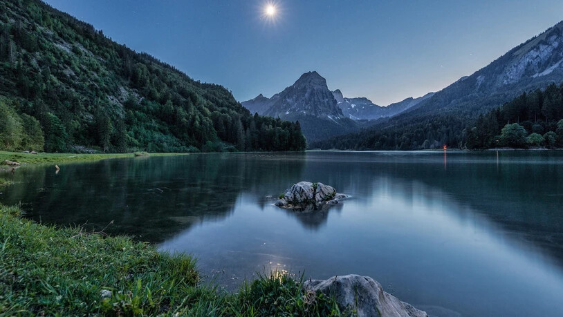 Wenn der Mond die Nacht zum Tag macht: Giardinas Faszination sind Langzeitaufnahmen. Diese hier entstand bei hellem Mondschein mit Sicht auf den Obersee mit dem Brünnelistock.