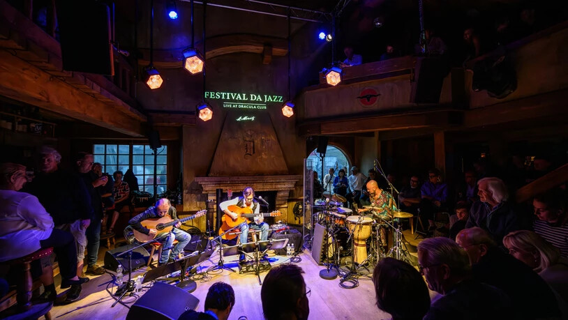 Gut gefüllter «Dracula Club»: Am Festival da Jazz in St. Moritz beeindruckt Gitarrist Al Di Meola (Mitte) mit seinen Mitmusikern Peo Alfonsi (links) und Sergio Martinez (rechts). Gut gefüllter «Dracula Club»: Am Festival da Jazz in St. Moritz beeindruckt Gitarrist Al Di Meola (Mitte) mit seinen Mitmusikern Peo Alfonsi (links) und Sergio Martinez (rechts).