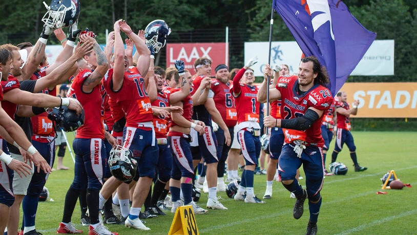 Ein letztes Mal zuhause: Linebacker Marco Mahrer wird nach dem Sieg von seinen Mitspielern und den Fans gefeiert. Ein letztes Mal zuhause: Linebacker Marco Mahrer wird nach dem Sieg von seinen Mitspielern und den Fans gefeiert.